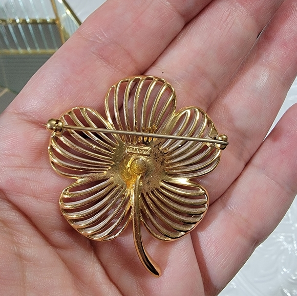 Monet Dogwood Flower White Enamel Gold Tone Vintage Brooch Pin - Picture 7 of 8